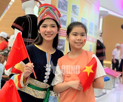 View - 	Những khách tham quan “đặc biệt” tại Triển lãm thành tựu đất nước